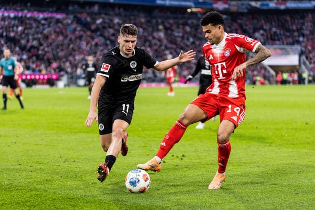 MUENCHEN, GERMANY - NOVEMBER 29: Luis Diaz (FC Bayern Muenchen, 14) controls the ball against Arkadiusz Pyrka (FC St. Pauli, 11) during the Bundesliga match between FC Bayern Muenchen vs. FC St. Pauli at Allianz Arena on matchday 12 of the 1. Bundesliga on November 29, 2025 in Muenchen, Germany. DFL REGULATIONS PROHIBIT ANY USE OF PHOTOGRAPHS AS IMAGE SEQUENCES AND OR QUASI-VIDEO. Bayern Germany Copyright: xBEAUTIFULxSPORTS Wunderlx