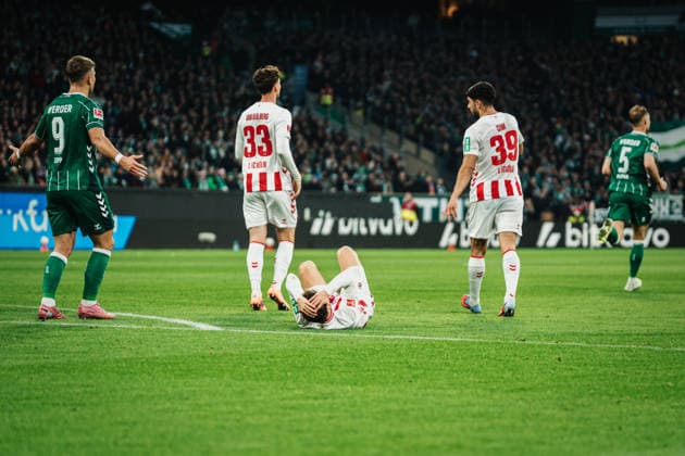 1. Bundesliga: SV Werder Bremen vs. 1. FC Köln, 29.11.2025 Jan Thielmann (1. FC Köln, 29) wird am Kopf hart mit dem Ball getroffen; Fußball, 1. Bundesliga, 12. Spieltag: SV Werder Bremen vs. 1. FC Köln am 29.11.2025 im Weserstadion, Bremen DFL REGULATIONS PROHIBIT ANY USE OF PHOTOGRAPHS AS IMAGE SEQUENCES AND OR QUASI-VIDEO. Copyright: xBEAUTIFULxSPORTS Tonhäuserx