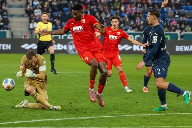 Samuel Essende 9 (FC Augsburg) mit einer Chance, gegen Robin Hranac 2 (TSG 1899 Hoffenheim) und Oliver Baumann 1 (TSG 1899 Hoffenheim), TSG Hoffenheim vs. FC Augsburg, Fussball, Bundesliga, DFL, Saison 2025 2026, Hinrunde, 12. Spieltag, 29.11.2025 DFB regulations prohibit any use of photographs as image sequences and or quasi-video Sinsheim Baden-Wuerttemberg Deutschland