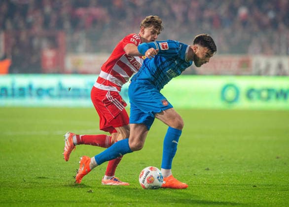 Fußball, Herren, Saison 2025 2026, 1. Bundesliga (12. Spieltag), 1. FC Union Berlin - 1. FC Heidenheim, v. l. Aljoscha Kemlein (1. FC Union Berlin), Julian Niehues (Heidenheim), 29.11.2025, Copyright: xSebastianxRäppold MatthiasxKochx