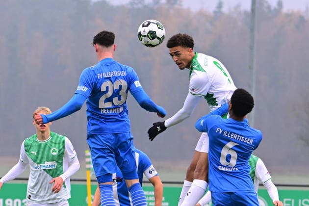 29.11.2025 - Fussball - Saison 2025 2026 - Regionalliga Bayern - 20. Spieltag: SpVgg Greuther Fürth Fuerth II U23 - FV Illertissen - AlSch - xalxscx - Eduard Heckmann (23, FV Illertissen FVI ) Joshua Okpalaike (9,SpVgg Greuther Fürth II )