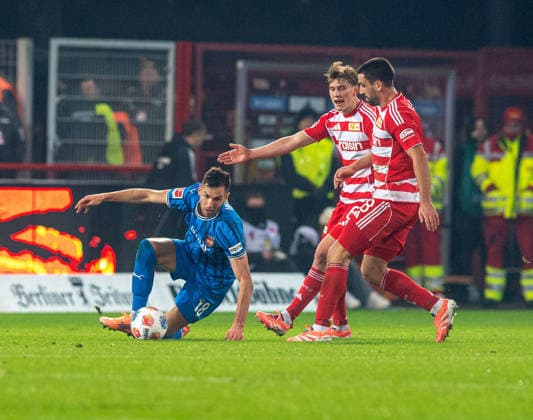 Fußball, Herren, Saison 2025 2026, 1. Bundesliga (12. Spieltag), 1. FC Union Berlin - 1. FC Heidenheim, v. l. Marvin Pieringer (Heidenheim), Aljoscha Kemlein (1. FC Union Berlin), Rani Khedira (1. FC Union Berlin), 29.11.2025, Copyright: xSebastianxRäppold MatthiasxKochx