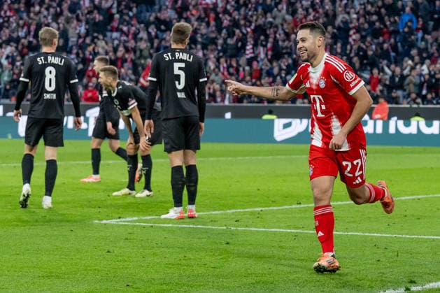 Raphael Guerreiro (FC Bayern Muenchen, 22) bejubelt sein Tor zum 1:1 - Ausgleich, waehend die Hamburger Abwehrspieler hadern GER, FC Bayern Muenchen vs. FC St. Pauli, Fussball, Bundesliga, 12. Spieltag, Spielzeit 2025 2026, 29.11.2025. (DFL DFB REGULATIONS PROHIBIT ANY USE OF PHOTOGRAPHS as IMAGE SEQUENCES and or QUASI-VIDEO). GER, FC Bayern Muenchen vs. FC St. Pauli, Fussball, Bundesliga, 12. Spieltag, Spielzeit 2025 2026, 29.11.2025. Muenchen Copyright: xEibner-Pressefoto HeikexFeinerx EP_HFR
