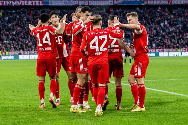 Die Muenchner bejubeln mit Raphael Guerreiro (FC Bayern Muenchen, 22) dessen Tor zum 1:1 - Ausgleich GER, FC Bayern Muenchen vs. FC St. Pauli, Fussball, Bundesliga, 12. Spieltag, Spielzeit 2025 2026, 29.11.2025. (DFL DFB REGULATIONS PROHIBIT ANY USE OF PHOTOGRAPHS as IMAGE SEQUENCES and or QUASI-VIDEO). GER, FC Bayern Muenchen vs. FC St. Pauli, Fussball, Bundesliga, 12. Spieltag, Spielzeit 2025 2026, 29.11.2025. Muenchen Copyright: xEibner-Pressefoto HeikexFeinerx EP_HFR