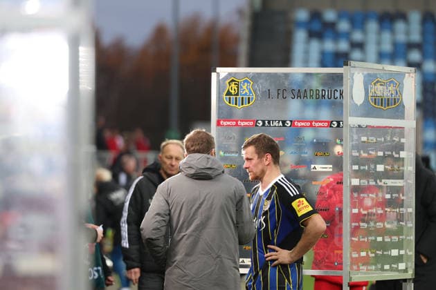 29.11.2025, xrekx, Fussball 3.Liga, 1.FC Saarbruecken - Rot-Weiss Essen v.l. Jürgen Juergen Luginger Interimstrainer (1.FC Saarbruecken) Manuel Zeitz (1.FC Saarbruecken) beim Interview (DFL DFB REGULATIONS PROHIBIT ANY USE OF PHOTOGRAPHS as IMAGE SEQUENCES and or QUASI-VIDEO) Saarbruecken