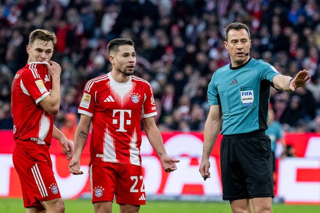 Joshua Kimmich (FC Bayern Muenchen, 6) und Raphael Guerreiro (FC Bayern Muenchen, 22) wundern sich, warum das Tor zum 1:1 durch Felix Zwayer (Schiedsrichter) nochmal ueberprueft wird GER, FC Bayern Muenchen vs. FC St. Pauli, Fussball, Bundesliga, 12. Spieltag, Spielzeit 2025 2026, 29.11.2025. (DFL DFB REGULATIONS PROHIBIT ANY USE OF PHOTOGRAPHS as IMAGE SEQUENCES and or QUASI-VIDEO). GER, FC Bayern Muenchen vs. FC St. Pauli, Fussball, Bundesliga, 12. Spieltag, Spielzeit 2025 2026, 29.11.2025. Muenchen Copyright: xEibner-Pressefoto HeikexFeinerx EP_HFR