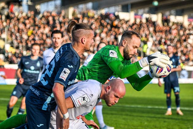 GER, 3. Liga, SSV Ulm 1846 vs TSV 1860 München 29.11.2025, Donaustadion, Ulm, GER, 3. Liga, SSV Ulm 1846 vs TSV 1860 München, im Bild Christian Ortag (SSV Ulm, 39), Rettungsaktion gegen Sigurd Haugen (Muenchen, 22), Marcel Seegert (SSV Ulm, 21)