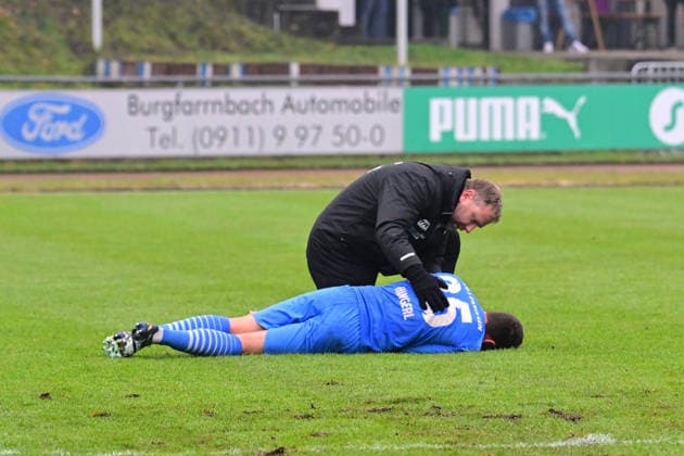29.11.2025 - Fussball - Saison 2025 2026 - Regionalliga Bayern - 20. Spieltag: SpVgg Greuther Fürth Fuerth II U23 - FV Illertissen - AlSch - xalxscx - Marco Hingerl (25, FV Illertissen FVI ) verletzt am Boden