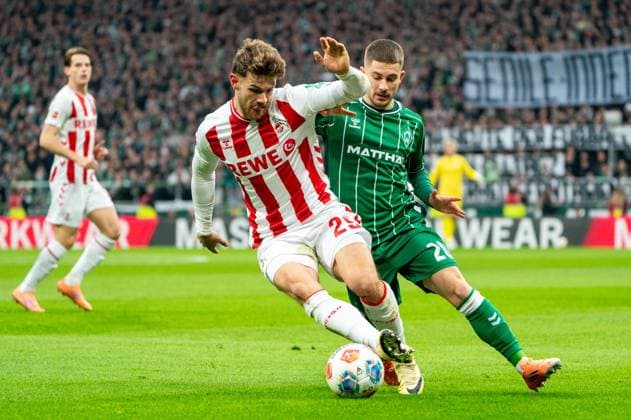 Jan Thielmann (1. FC Koeln, 29) im Zweikampf, Kampf um den Ball mit Romano Schmid (SV Werder Bremen, 20), GER, SV Werder Bremen vs 1. FC Koeln, Fussball, Bundesliga, Spieltag 12, Saison 2025 2026, 29.11.2025 DFL REGULATIONS PROHIBIT ANY USE OF PHOTOGRAPHS AS IMAGE SEQUENCES AND OR QUASI-VIDEO GER, SV Werder Bremen vs 1. FC Koeln, Fussball, Bundesliga, Spieltag 12, Saison 2025 2026, 29.11.2025 Bremen Copyright: xEibner-Pressefoto MaxxVincenx EP_MVN