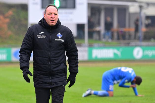 29.11.2025 - Fussball - Saison 2025 2026 - Regionalliga Bayern - 20. Spieltag: SpVgg Greuther Fürth Fuerth II U23 - FV Illertissen - AlSch - xalxscx - Holger Bachthaler (Trainer FV Illertissen ) sieht die rote Karte sieht die rote Karte (Im Hintergrund Marco Hingerl (25, FV Illertissen FVI ) verletzt am Boden)