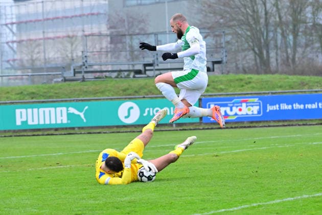 29.11.2025 - Fussball - Saison 2025 2026 - Regionalliga Bayern - 20. Spieltag: SpVgg Greuther Fürth Fuerth II U23 - FV Illertissen - AlSch - xalxscx - Malwin Zok (34, FV Illertissen FVI ) Daniel Adlung (10, SpVgg Greuther Fürth II )