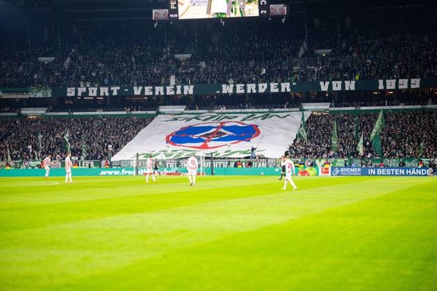 29.11.2025 - Fußball, 2025 2026, 1. Bundesliga, 12. Spieltag, SV Werder Bremen - 1. FC Köln: Fans (Bremen) mit Fadenkreuz Banner gegen den HSV, Hamburger Verein, Hamburger SV, Hamburger Sportverein vor dem Derby, Nordderby DFL REGULATIONS PROHIBIT ANY USE OF PHOTOGRAPHS AS IMAGE SEQUENCES AND OR QUASI-VIDEO.