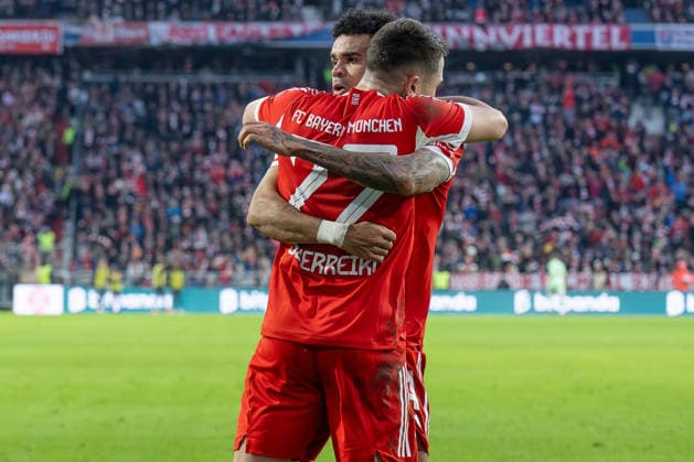 Luis Diaz (FC Bayern Muenchen, 14) bejubelt mit Raphael Guerreiro (FC Bayern Muenchen, 22) dessen Tor zum 1:1 - Ausgleich GER, FC Bayern Muenchen vs. FC St. Pauli, Fussball, Bundesliga, 12. Spieltag, Spielzeit 2025 2026, 29.11.2025. (DFL DFB REGULATIONS PROHIBIT ANY USE OF PHOTOGRAPHS as IMAGE SEQUENCES and or QUASI-VIDEO). GER, FC Bayern Muenchen vs. FC St. Pauli, Fussball, Bundesliga, 12. Spieltag, Spielzeit 2025 2026, 29.11.2025. Muenchen Copyright: xEibner-Pressefoto HeikexFeinerx EP_HFR