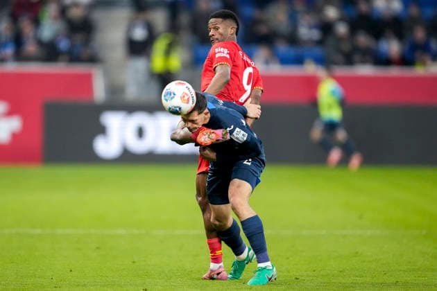 v.li.: Samuel Essende (FCA, 9), Robin Hranac (Hoffenheim, 2), Zweikampf, Spielszene, Duell, duel, tackle, tackling, Dynamik, Action, Aktion, 29.11.2025, Sinsheim (Deutschland), Fussball, Bundesliga, TSG 1899 Hoffenheim - FC Augsburg, DFB DFL REGULATIONS PROHIBIT ANY USE OF PHOTOGRAPHS AS IMAGE SEQUENCES AND OR QUASI-VIDEO.