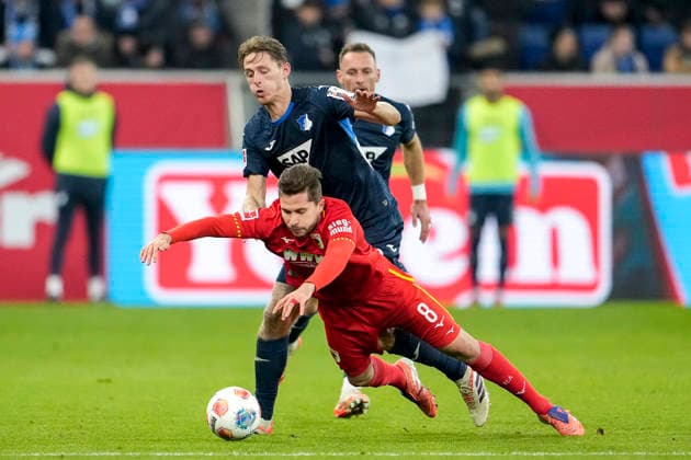 v.li.: Wouter Burger (Hoffenheim, 18), Elvis Rexhbecaj (FCA, 8), Zweikampf, Spielszene, Duell, duel, tackle, tackling, Dynamik, Action, Aktion, 29.11.2025, Sinsheim (Deutschland), Fussball, Bundesliga, TSG 1899 Hoffenheim - FC Augsburg, DFB DFL REGULATIONS PROHIBIT ANY USE OF PHOTOGRAPHS AS IMAGE SEQUENCES AND OR QUASI-VIDEO.