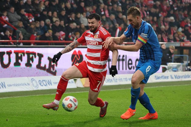 1. Fußball Bundesliga Union Berlin - 1. FC Heidenheim Patrick Mainka (1. FC Heidenheim, 6) im Zweikampf mit Oliver Burke (1. FC Union Berlin, 7), während der Begegnung in der 1. Fußball Bundesliga Union Berlin - 1. FC Heidenheim in Berlin, Stadion An der alten Försterei , am 29.11.2025. DFB regulations prohibit any use of photographs as image sequences and or quasi video. Copyright: xBEAUTIFULxSPORTS Frankex