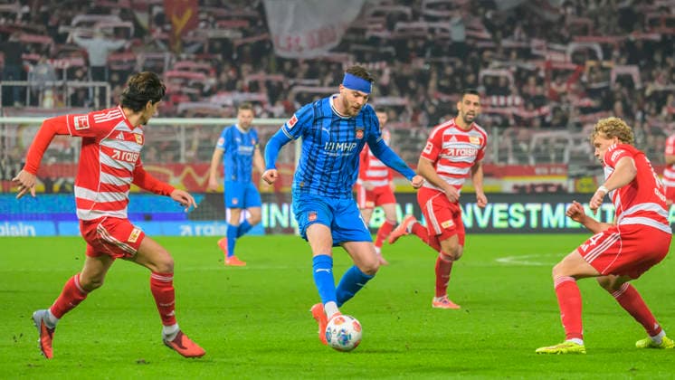 im Bild v.l.: Diogo Leite (1.FC Union), Julian Niehues (FCH, 16), Zweikampf, Action, Kampf, kaempft um den Ball, Action, duels, fighting for the ball, GER, Berlin, 1. FC Union Berlin vs 1.FC Heidenheim 1846, 1. Bundesliga, Fussball, DFB, Spielzeit 2025 2026, Alte Foersterei, 12. Spieltag, DFB DFL REGULATIONS PROHIBIT ANY USE OF PHOTOGRAPHS AS IMAGE SEQUENCES AND OR QUASI-VIDEO, 29.11.25, Copyright: HMBxMedia UwexKoch