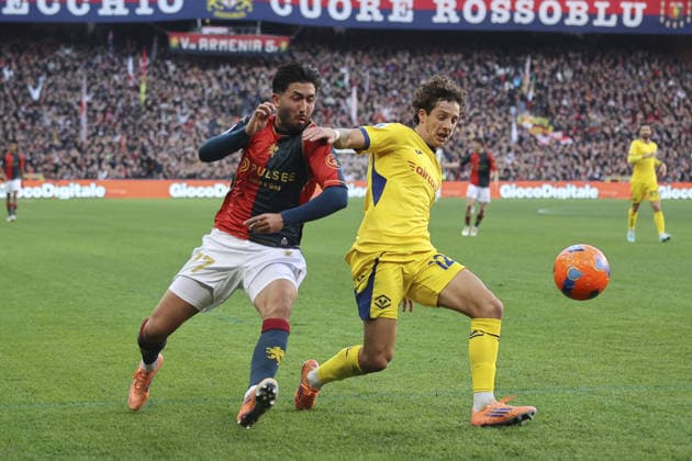 Domagoj Bradaric of Hellas Verona FC battle for the ball with Mikael Egill Ellertsson of Genoa CFCy during Genoa CFC vs Hellas Verona FC, 13Â° Serie A Enilive 2025-26 game at Luigi Ferraris stadium in Genova (GE), Italy, on November 29, 2025.  Copyright: xDavidexCasentini IPAxSportx xipa-agency.netx xx IPA_68509574 IPA_Agency_IPA68509574
