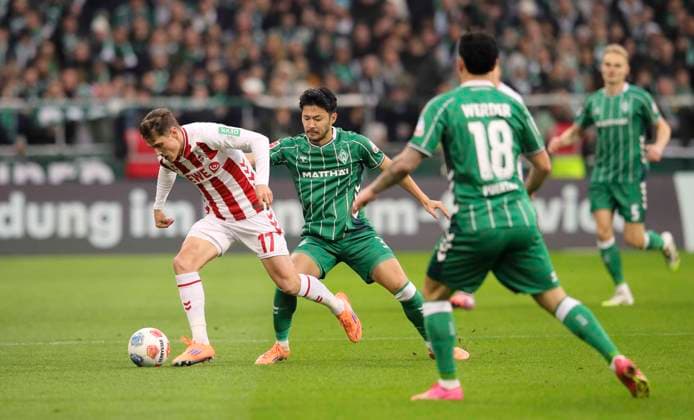 Foto : Alessio CASTRO-MONTES (Köln) gegen Yukinari SUGAWARA (Werder) Fussball 1. Bundesliga , 12. Spieltag am Sa. 29.11.2025 Werder Bremen - 1. FC Köln