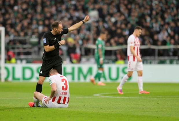Foto : Dominique HEINTZ (Köln) musste nach kurzer Zeit verletzt ausscheiden , Schiri Bastian Dankert hilft Fussball 1. Bundesliga , 12. Spieltag am Sa. 29.11.2025 Werder Bremen - 1. FC Köln