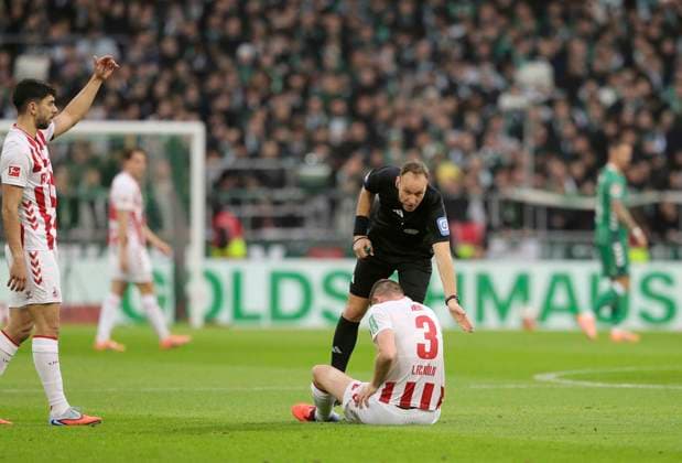 Foto : Dominique HEINTZ (Köln) musste nach kurzer Zeit verletzt ausscheiden , Schiri Bastian Dankert hilft Fussball 1. Bundesliga , 12. Spieltag am Sa. 29.11.2025 Werder Bremen - 1. FC Köln