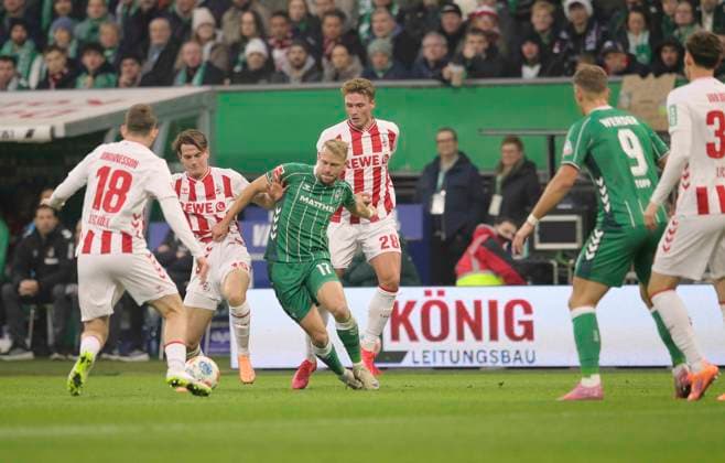 Foto : Marco GRÜLL (Werder) gegen Sebastian SEBULONSEN und links ... Jakub KAMINSKI ( beide Köln ) Fussball 1. Bundesliga , 12. Spieltag am Sa. 29.11.2025 Werder Bremen - 1. FC Köln