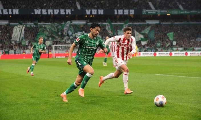 Foto : Yukinari SUGAWARA (Werder) gegen Alessio CASTRO-MONTES (Köln , rechts) Fussball 1. Bundesliga , 12. Spieltag am Sa. 29.11.2025 Werder Bremen - 1. FC Köln
