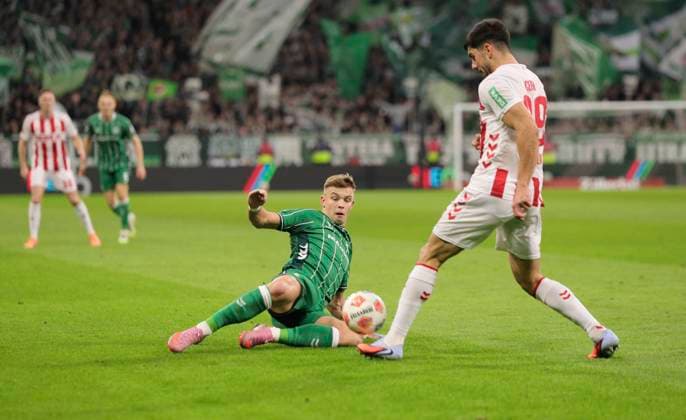 Foto : Keke TOPP (Werder) gegen Cenk ÖZKACAR (Köln , rechts) Fussball 1. Bundesliga , 12. Spieltag am Sa. 29.11.2025 Werder Bremen - 1. FC Köln