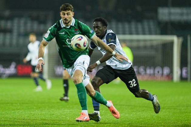 Fussball: 3. Liga, Finalspiel 1, 1. FC Schweinfurt 05 - SV Waldhof Mannheim am 29.11.2025 in Schweinfurt (Sachs-Stadion ), Deutschland, Saison 2025 2026: DFB DFL REGULATIONS PROHIBIT ANY USE OF PHOTOGRAPHS as IMAGE SEQUENCES and or QUASI-VIDEO: Lucas Zeller (6, S05) im Zweikampf mit Kennedy Okpala (32, SVWM). Schweinfurt Sachs-Stadion Deutschland Copyright: xChristophxKinzingerx