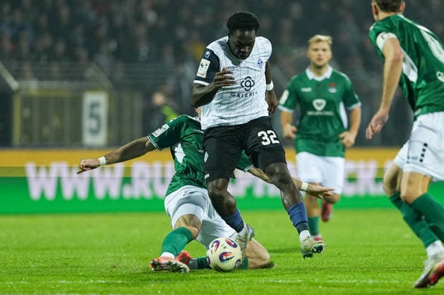 Fussball: 3. Liga, Finalspiel 1, 1. FC Schweinfurt 05 - SV Waldhof Mannheim am 29.11.2025 in Schweinfurt (Sachs-Stadion ), Deutschland, Saison 2025 2026: DFB DFL REGULATIONS PROHIBIT ANY USE OF PHOTOGRAPHS as IMAGE SEQUENCES and or QUASI-VIDEO: Kennedy Okpala (32, SVWM) im Zweikampf mit Lucas Zeller (6, S05). Schweinfurt Sachs-Stadion Deutschland Copyright: xChristophxKinzingerx