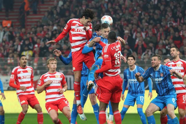 29.11.2025, xtgx, Fussball 1. Bundesliga, 1. FC Union Berlin - 1. FC Heidenheim emspor, v.l. Diogo Leite (Union Berlin, 4) Kopfball schiesst den Ball aufs Tor, Torschuss, Schuss (DFL DFB REGULATIONS PROHIBIT ANY USE OF PHOTOGRAPHS as IMAGE SEQUENCES and or QUASI-VIDEO) Berlin