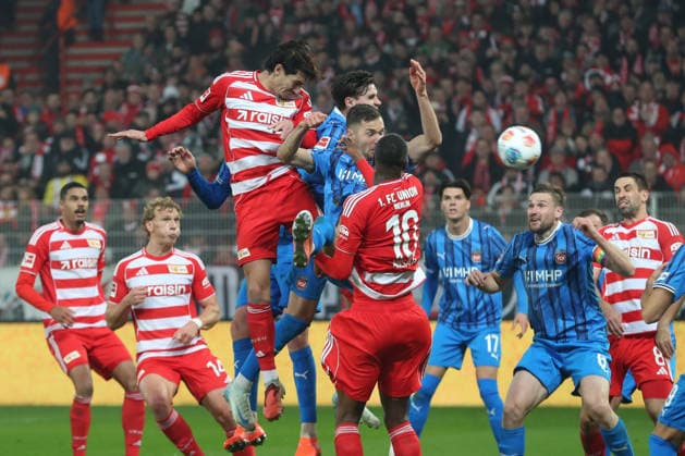 29.11.2025, xtgx, Fussball 1. Bundesliga, 1. FC Union Berlin - 1. FC Heidenheim emspor, v.l. Diogo Leite (Union Berlin, 4) Kopfball schiesst den Ball aufs Tor, Torschuss, Schuss (DFL DFB REGULATIONS PROHIBIT ANY USE OF PHOTOGRAPHS as IMAGE SEQUENCES and or QUASI-VIDEO) Berlin