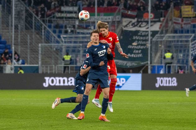 Fisnik Asllani (TSG 1899 Hoffenheim) und Cedric Zesiger (FC Augsburg). xettx, Deutschland, Sinsheim, 29.11.2025, Fussball, Bundesliga: TSG 1899 Hoffenheim vs FC Augsburg, Saison 2025 2026, 12. Spieltag, PreZero Arena DFL DFB REGULATIONS PROHIBIT ANY USE OF PHOTOGRAPHS AS IMAGE SEQUENCES AND OR QUASI-VIDEO.