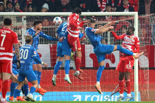 DEU, DFL, 1. FBL, 1.FC Union vs. Heidenheim, 29.11.2025, Stadion Alte Foersterei, Berlin, DEU, DFL, 1. FBL, 1.FC Union vs. Heidenheim, im Bild: Diogo Leite (1.FC Union Berlin 4), Ilyas Ansah (1.FC Union Berlin 10), Adrian Beck (Heidenheim 21), Marvin Pieringer (Heidenheim 18), Niklas Dorsch (Heidenheim 30) DFL - regulations prohibit any use of Photographs as image sequences and or quasi-video