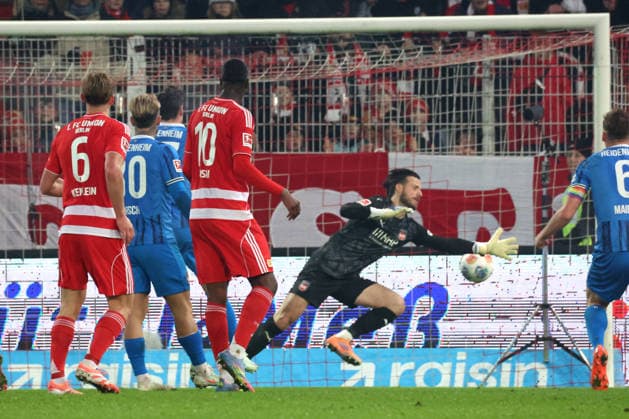 DEU, DFL, 1. FBL, 1.FC Union vs. Heidenheim, 29.11.2025, Stadion Alte Foersterei, Berlin, DEU, DFL, 1. FBL, 1.FC Union vs. Heidenheim, im Bild: 1:0 durch Rani Khedira (1.FC Union Berlin 8), Diant Ramaj (Heidenheim 41) DFL - regulations prohibit any use of Photographs as image sequences and or quasi-video