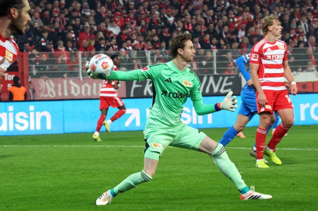 DEU, DFL, 1. FBL, 1.FC Union vs. Heidenheim, 29.11.2025, Stadion Alte Foersterei, Berlin, DEU, DFL, 1. FBL, 1.FC Union vs. Heidenheim, im Bild: Frederik Roennow (1.FC Union Berlin 1) DFL - regulations prohibit any use of Photographs as image sequences and or quasi-video