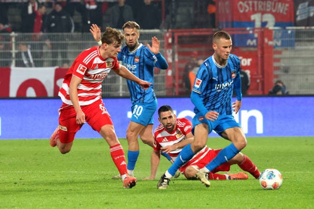 DEU, DFL, 1. FBL, 1.FC Union vs. Heidenheim, 29.11.2025, Stadion Alte Foersterei, Berlin, DEU, DFL, 1. FBL, 1.FC Union vs. Heidenheim, im Bild: Rani Khedira (1.FC Union Berlin 8), Aljoscha Kemlein (1.FC Union Berlin 6), Adrian Beck (Heidenheim 21), Niklas Dorsch (Heidenheim 30) DFL - regulations prohibit any use of Photographs as image sequences and or quasi-video