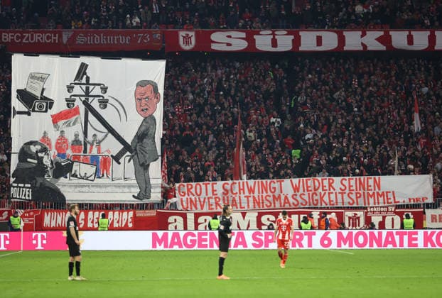Fussball, Herren, Bundesliga, Saison 2025 2026, FC Bayern München - FC St.Pauli, Allianz Arena Banner in der Südkurve gegen Herrn Grote, schmäh, Plakat Bild, FC Bayern Ultras DFB, DFL regulations prohibit any use of photographs as image sequences and or quasi-video