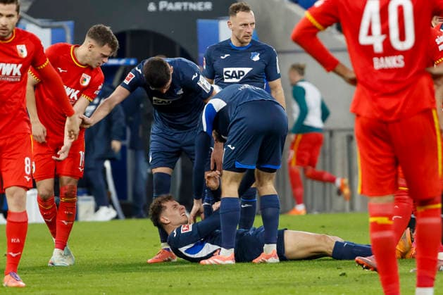 Fisnik Asllani (TSG Hoffenheim, 11) verletzt am Boden , Deutschland, Fussball, 1. Bundesliga, 12.Spieltag, 2025 2026, TSG Hoffenheim vs. FC Augsburg, 29.11.2025, PreZero Arena, Sinsheim, Deutschland Sinsheim PreZero Arena Baden-Württemberg Deutschland Copyright: xGrantxHubbsx