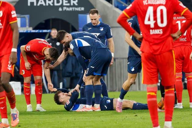 Fisnik Asllani (TSG Hoffenheim, 11) verletzt am Boden , Deutschland, Fussball, 1. Bundesliga, 12.Spieltag, 2025 2026, TSG Hoffenheim vs. FC Augsburg, 29.11.2025, PreZero Arena, Sinsheim, Deutschland Sinsheim PreZero Arena Baden-Württemberg Deutschland Copyright: xGrantxHubbsx