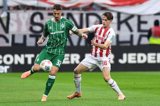 Marco Friedl (Werder Bremen) und Jakub Kaminski (1. FC Koeln) im Zweikampf waehrend des Spiels der Bundesliga zwischen Werder Bremen und dem 1. FC Köln, Weserstadion am 29. November 2025 in Bremen, Deutschland. (Foto von Ralf Treese DeFodi Images) +++ Marco Friedl (Werder Bremen) und Jakub Kaminski (1. FC Koeln) battle for the ball during the Bundesliga match between Werder Bremen and 1. FC Köln at Weserstadion on November 29, 2025 in Bremen, Germany. (Photo by Ralf Treese DeFodi Images) DFL regulations prohibit any use of photographs as image sequences and or quasi-video. (Photo by Ralf Treese DeFodi Images)
