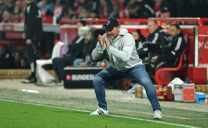 Trainer Steffen Baumgart gibt Anweisungen Einzelbild Freisteller Aktion Fußball Fussball Bundesliga Herren DFL 12. Spieltag Saison 2025 2026 29.11.2025 1.FC Union Berlin FCU vs. 1.FC Heidenheim FCH DFL regulations prohibit any use of photographs as image sequences and or quasi-video.