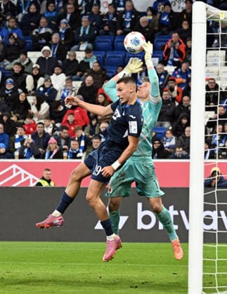RECORD DATE NOT STATED 29.11.2025, xjhx, Fussball 1.Bundesliga, TSG 1899 Hoffenheim - FC Augsburg v.l. Tim Lemperle (1899 Hoffenheim), Finn Dahmen (FC Augsburg) (DFL DFB REGULATIONS PROHIBIT ANY USE OF PHOTOGRAPHS as IMAGE SEQUENCES and or QUASI-VIDEO) Sinsheim