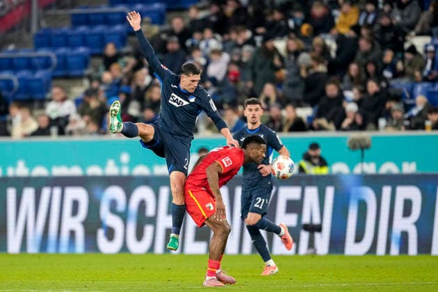 v.li.: Robin Hranac (Hoffenheim, 2), Samuel Essende (FCA, 9), Albian Hajdari (Hoffenheim, 21), Zweikampf, Spielszene, Duell, duel, tackle, tackling, Dynamik, Action, Aktion, 29.11.2025, Sinsheim (Deutschland), Fussball, Bundesliga, TSG 1899 Hoffenheim - FC Augsburg, DFB DFL REGULATIONS PROHIBIT ANY USE OF PHOTOGRAPHS AS IMAGE SEQUENCES AND OR QUASI-VIDEO.