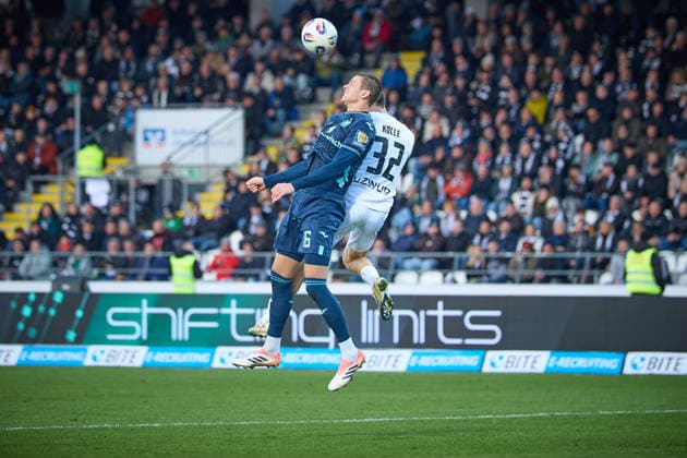 Kopballduell Max Reinthaler (TSV 1860 Muenchen, 16) und Niklas Koelle (SSV Ulm 1846, 32) GER, SSV Ulm 1846 vs. TSV 1860 Muenchen, Fussball, Herren, 3. Liga, 16. Spieltag, Spielzeit 2025 2026, 29.11.2025 DFL, DFB regulations prohibit any use of photographs as image sequences and or quasi-video GER, SSV Ulm 1846 vs. TSV 1860 Muenchen, Fussball, Herren, 3. Liga, 16. Spieltag, Spielzeit 2025 2026, 29.11.2025 Ulm Copyright: xEibner-Pressefoto GeraldxOelze-dexStoppanyx EP_ODS