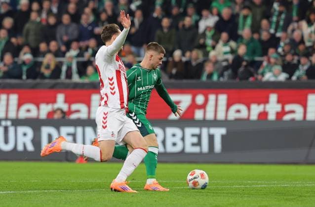 GER, 1.FBL SV Werder Bremen vs.1.FC Koeln 29.11.2025, wohninvest Weserstadion, Bremen, GER, 1.FBL SV Werder Bremen vs.1.FC Koeln im Bild picture shows Rav van den Berg (1.FC Koeln 33) im Zweikampf gegen Romano Schmid (SV Werder Bremen 20)