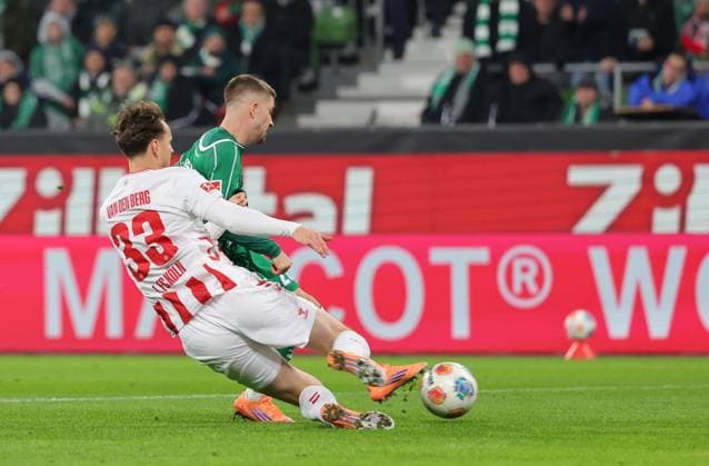 GER, 1.FBL SV Werder Bremen vs.1.FC Koeln 29.11.2025, wohninvest Weserstadion, Bremen, GER, 1.FBL SV Werder Bremen vs.1.FC Koeln im Bild picture shows Rav van den Berg (1.FC Koeln 33) im Zweikampf gegen Romano Schmid (SV Werder Bremen 20)