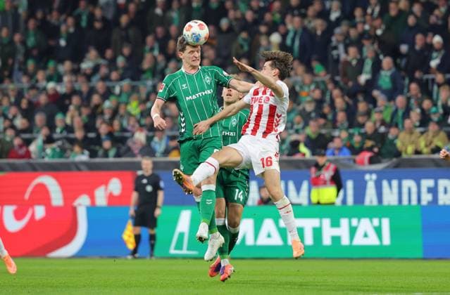 GER, 1.FBL SV Werder Bremen vs.1.FC Koeln 29.11.2025, wohninvest Weserstadion, Bremen, GER, 1.FBL SV Werder Bremen vs.1.FC Koeln im Bild picture shows Zweikampf Kopfball. Kopfballduell zwischen Jens Stage (SV Werder Bremen 06) und Jakub KamiÅ ski (1.FC Koeln 16)