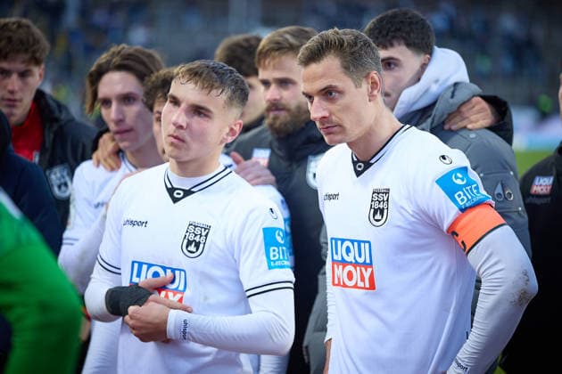 Max Scholze (SSV Ulm 1846, 28) und Dennis Dressel (SSV Ulm 1846, 14) nach Spielende GER, SSV Ulm 1846 vs. TSV 1860 Muenchen, Fussball, Herren, 3. Liga, 16. Spieltag, Spielzeit 2025 2026, 29.11.2025 DFL, DFB regulations prohibit any use of photographs as image sequences and or quasi-video GER, SSV Ulm 1846 vs. TSV 1860 Muenchen, Fussball, Herren, 3. Liga, 16. Spieltag, Spielzeit 2025 2026, 29.11.2025 Ulm Copyright: xEibner-Pressefoto GeraldxOelze-dexStoppanyx EP_ODS
