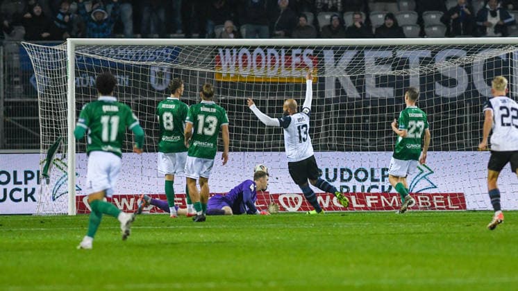 -1. FC 1905 Schweinfurt vs. SV Waldhof Mannheim, Sachs-Stadion Football, 3. Liga -1. FC 1905 Schweinfurt vs. SV Waldhof Mannheim 29 Nov 2025 Sachs-Stadion , Schweinfurt, Germany Image: GK Toni Stahl (Schweinfurt) unable to block the shot from Terrence Boyd (SV Waldhof Mannheim) goal 0:1 for Mannheim. DFL REGULATIONS PROHIBIT ANY USE OF PHOTOGRAPHS AS IMAGE SEQUENCES AND OR QUASI-VIDEO Schweinfurt Sachs-Stadion Bayern Germany Copyright: xPresseFotoxEvansx